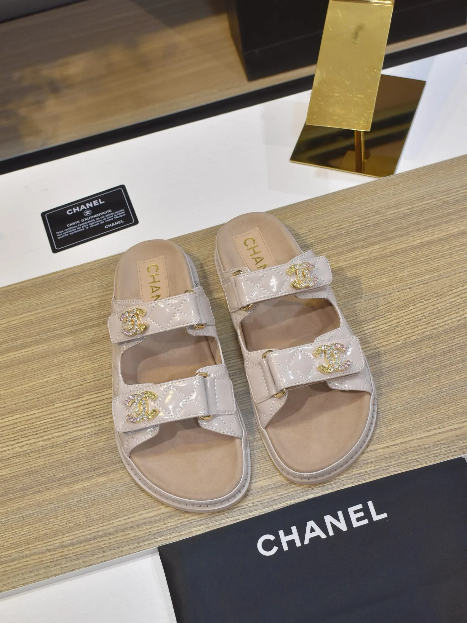 👟👟Ex-factory price 420👟👟 𝑐ℎ𝒶𝓃𝓮𝓁 2025 early spring double pearl latest season new Velcro slippers ————————————❤ European purchasing agent & fragrance grandma’s new fashion latest layout 🔛 Small fragrance sandals that exude lasting charm ~ The original development supports any comparison in the market 🆚The so-called smooth and natural lines To restore the original look, many celebrities have recommended it as one of the must-have items for spring. It is super comfortable on the feet! [Top version] ⚫ Size: 35-41 (41-42 customized, non-returnable)